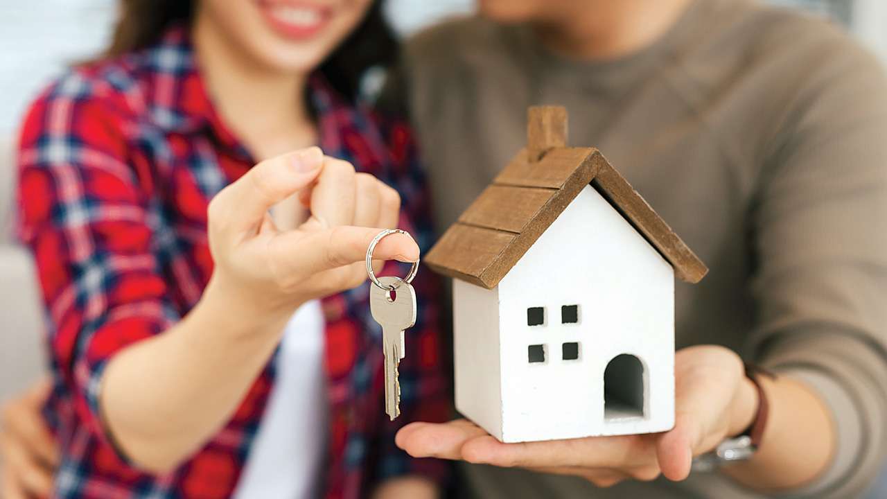 Key things to know before buying a home in Toronto in 2024, including market trends and homebuyer tips.
